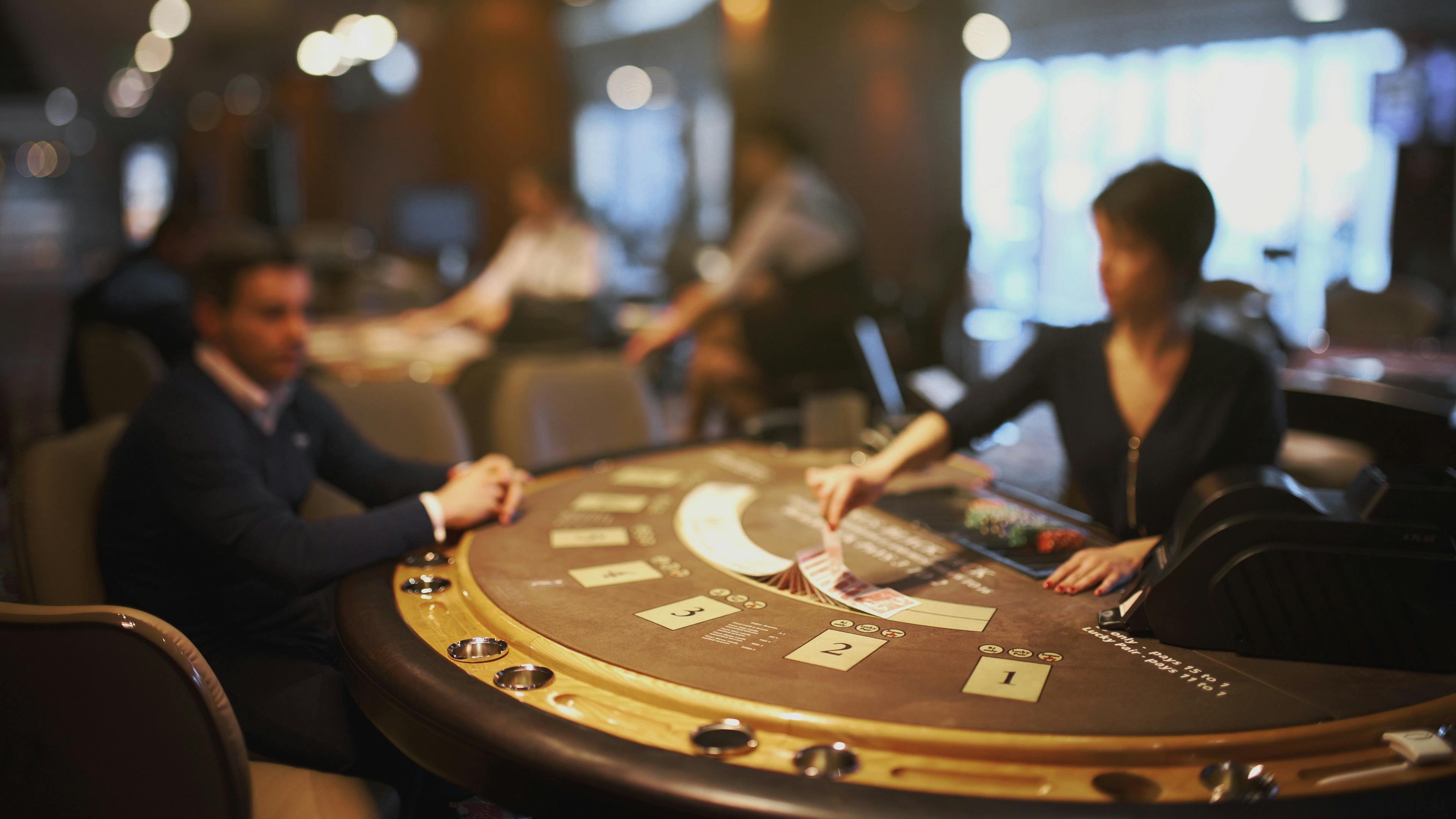 Dealer live casino sedang memandu permainan secara real-time di tekun4d